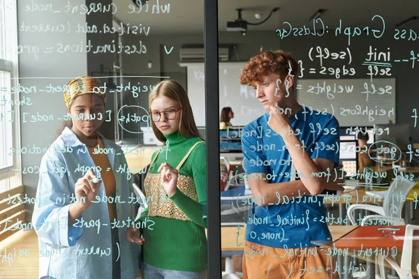 Grupo Estudantes Olhando Para Parede Vidro Discutindo Fórmulas Durante Aula — Fotografia de Stock