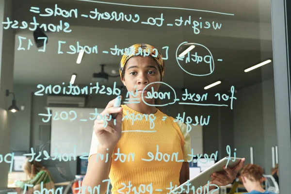 Estudante Afro Americano Usando Tablet Escrevendo Fórmulas Parede Vidro Durante — Fotografia de Stock