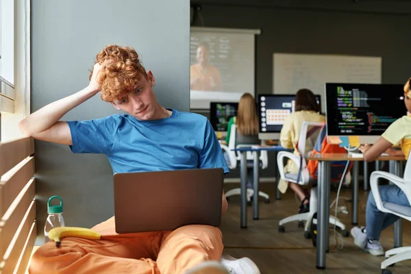 Estudante Usando Laptop Sala Aula Enquanto Ele Colegas Aprendendo — Fotografia de Stock