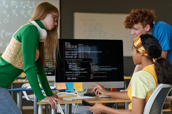 Grupo Estudantes Sentados Frente Monitor Trabalhando Sobre Códigos Computador Equipe — Fotografia de Stock