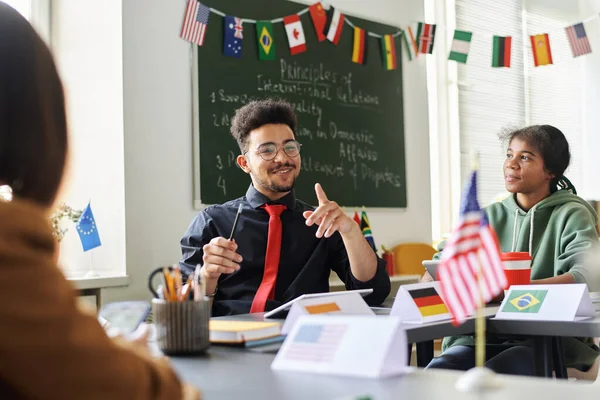 Usmívající Učitel Mluví Dovolené Pro Studenty Během Výuky Zatímco Oni — Stock fotografie