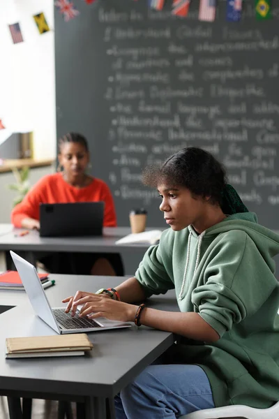 Imagem Vertical Estudante Afro Americana Concentrando Seu Trabalho Line Laptop — Fotografia de Stock