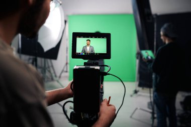 Gazeteci ile televizyon programı için içerik çeken profesyonel kameramanın arka görünümü