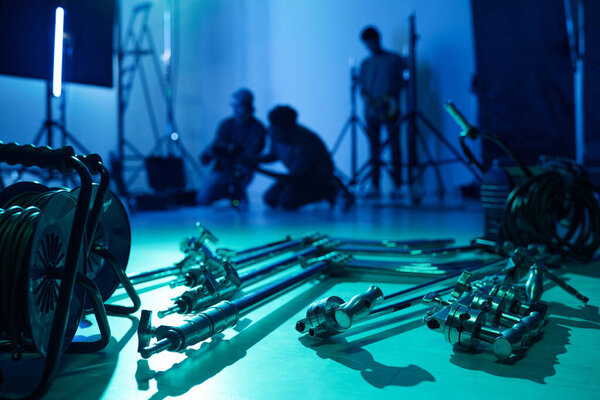 Крупный план профессионального оборудования для съемки лежащих на полу в студии