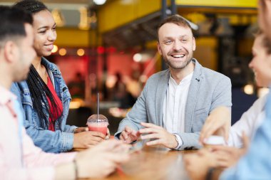 Neşeli, çok ırklı genç arkadaşlar masada toplanır ve boş zamanlarını kafede geçirirken hikayelerini paylaşırlar.