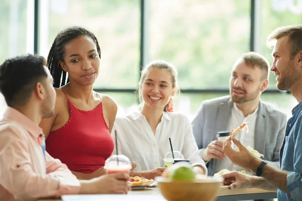 Hübsche Afrikanische Studentin Rotem Top Steht Hohen Tisch Und Isst — Stockfoto