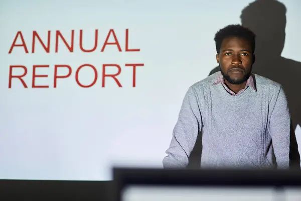 Молодой Афро Американский Бизнесмен Свитере Стоит Проекционного Экрана Выступает Презентацией — стоковое фото