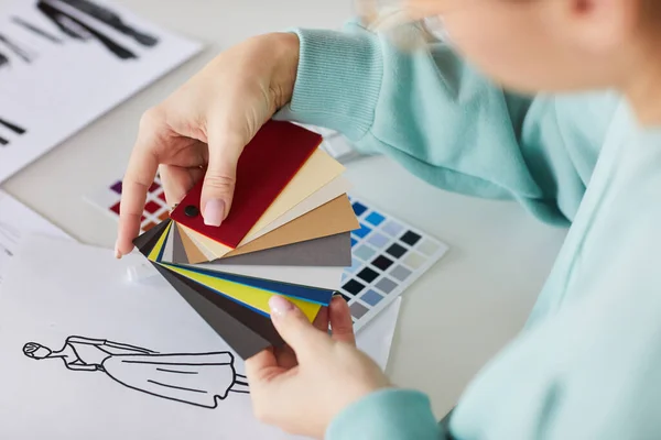 Masada Oturan Kadın Tasarımcının Omuz Manzarası Renk Örnekleri Üzerinde Çizim — Stok fotoğraf