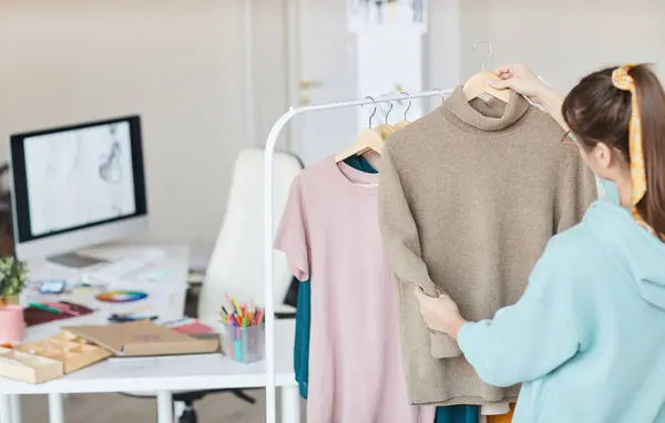 Kadın Moda Tasarımcısının Kendi Stüdyosundaki Elbise Rafında Dikiz Aynasından Moda — Stok fotoğraf
