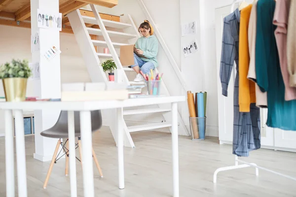 Stüdyoda Merdivenlerde Oturan Eskiz Defterinde Yeni Elbiseler Tasarlayan Ciddi Meşgul — Stok fotoğraf