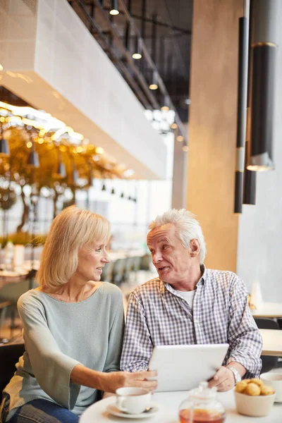 Contenido Pareja Ancianos Modernos Trajes Casuales Sentado Mesa Restaurante Uso — Foto de Stock