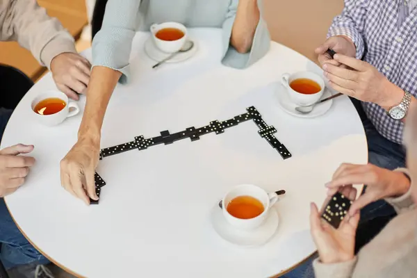 Gruppe Unkenntlich Gemachter Senioren Sitzt Mit Teetassen Runden Tisch Und — Stockfoto