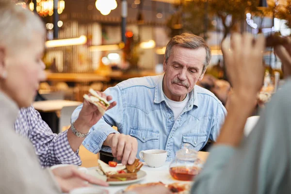 Zufriedener Gutaussehender Älterer Mann Mit Schnurrbart Sitzt Tisch Und Isst — Stockfoto