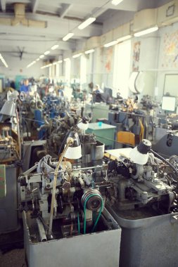 Esnek boyunlu lambalar ve borulara bağlı elle bağlanan fabrika tezgahı, kopyalama alanı