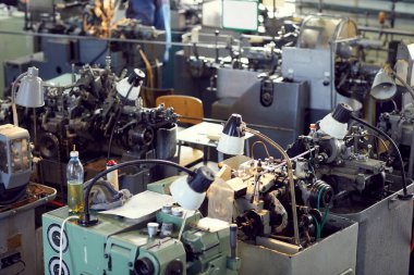 Sırasında esnek lambalar olan endüstriyel el el makinelerinin arka planı, eski fabrika kavramı
