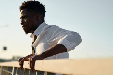 Depresyonda olan genç adam köprüde duruyor ve önemli bir karar vermeye çalışıyor.