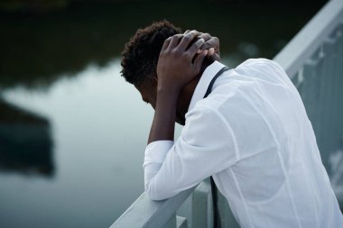 Afrika kökenli Amerikalı bir adamın depresyona girdiğini görünce köprüde durup intihar etmeyi düşünüyor.