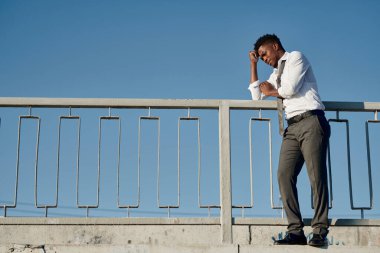Depresyonda olan genç adam köprüde duruyor ve intiharı düşünüyor.