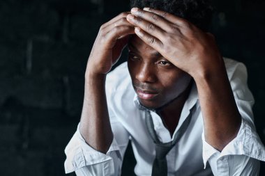 Afrika kökenli Amerikalı genç adam depresyonda ve hayatını düşünüyor.
