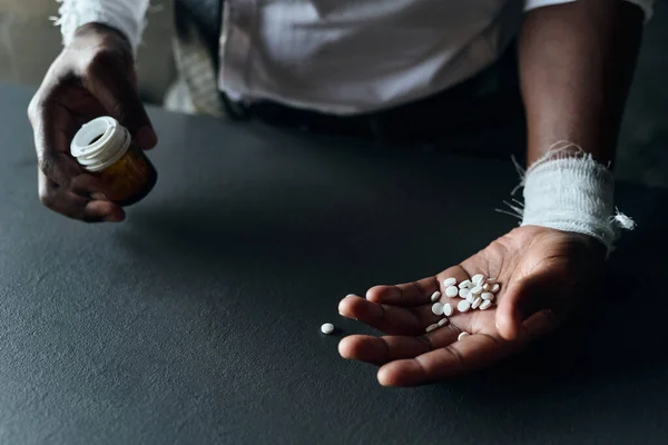 Depresyondaki Afrikalı Amerikalı adamın yüksek dozda antidepresan aldığı yakın plan çekimler.