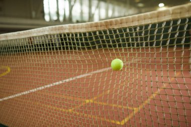 Çevreci tenis topunun yakın plan görüntüsü net olarak iç sahada olduğu düşünülürse, tenis oyununun arka planı...