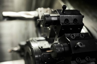 Fabrikada farklı ayrıntıları işlemek için kullanılan torna kesme araçlarının makro resmi, matkaba odaklan