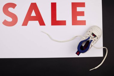 Alışveriş afişinde şirin bebek ayakkabısı, çocuk ayakkabısı satışı konseptinin hemen üstünde.