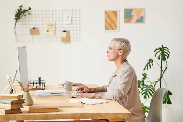 Focused Middle Aged Business Lady White Hair Sitting Desk Checking — Stock Photo, Image