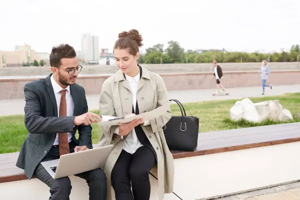 Young Interracial Business Colleagues Sitting Bench Analyzing Papers Using Data — Stock Photo, Image