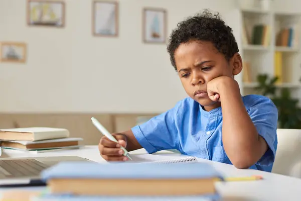 Geconcentreerde Afro Amerikaanse Schooljongen Blauw Hemd Aan Het Bureau Zitten Rechtenvrije Stockfoto's