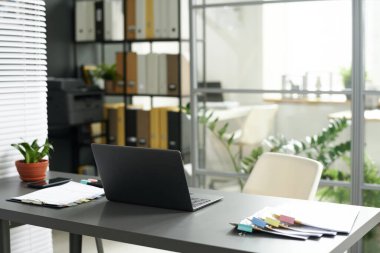 Modern ofiste bilgisayar ve dokümanlarla yönetimin modern işyeri