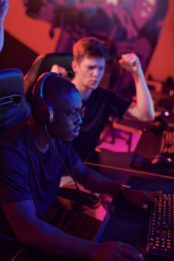 Genç adam evet derken, esport takımının elemanının seviye atlamasına tezahürat yapıyor.