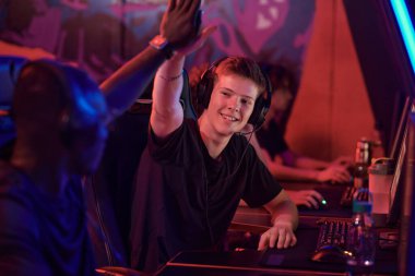 Oyunculardan oluşan neşeli bir takım karanlık bilgisayar kulübünde oturuyor ve oyun bittikten sonra birbirlerine beş dakika veriyorlar.