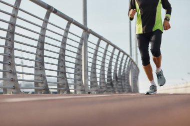 Tanımlanamayan son sınıf öğrencisinin yatay fotoğrafı. Sabahları spor kıyafetleri içinde koşuyor.