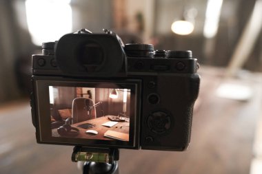 Çevrimiçi yayın için hazırlanan kamera ve çalışma alanının ön plandaki yakın plan çekimine odaklanan kimse yok