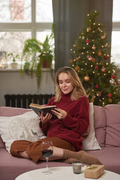 Portrait Stylish Young Woman Wearing Warm Sweater Spending Christmas Holidays — Stock Photo, Image