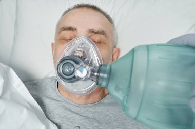 Yetişkin hastalara acil serviste suni teneffüs yapan tanınmayan sağlık çalışanlarının yukarıdaki fotoğraflarından.