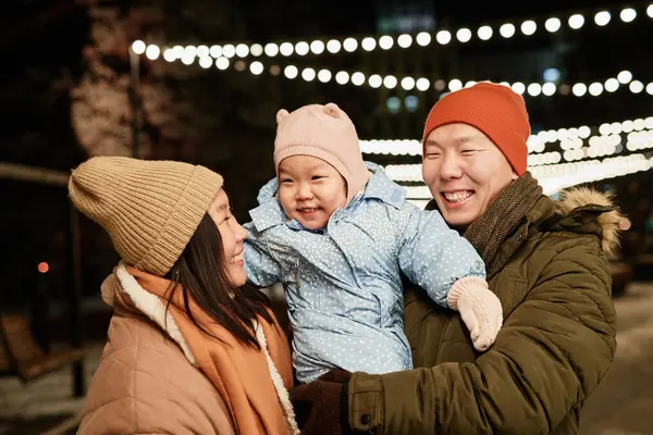 Horisontellt Medium Skott Glada Asiatiska Par Och Deras Vackra Småbarn — Stockfoto