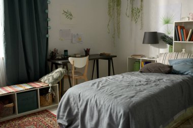 Rahat yatağı ve işyeri olan çocuklar için modern büyük yatak odasının yatay görüntüsü