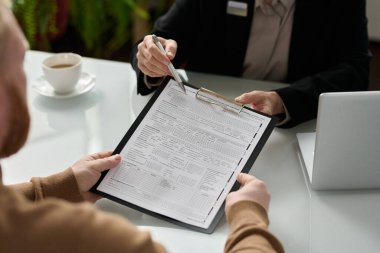 Danışma sırasında sigorta danışmanının müşteriye başvuru formunu vermesi