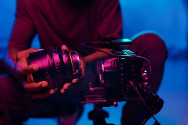 Çekimden önce Afrikalı Amerikalı operatörün profesyonel kamerasını kurduğu yakın plan çekim.