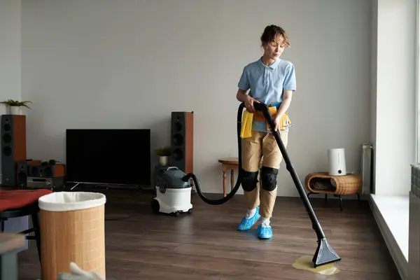 Young Professional Cleaner Vacuuming Dirty Floor Vacuum Cleaner Apartment Housework — Stock Photo, Image
