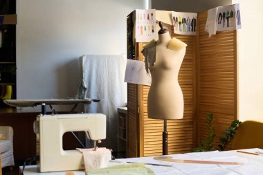 Atölye fotokopi alanındaki manken ve dikiş makinesinin arkaplan resmi