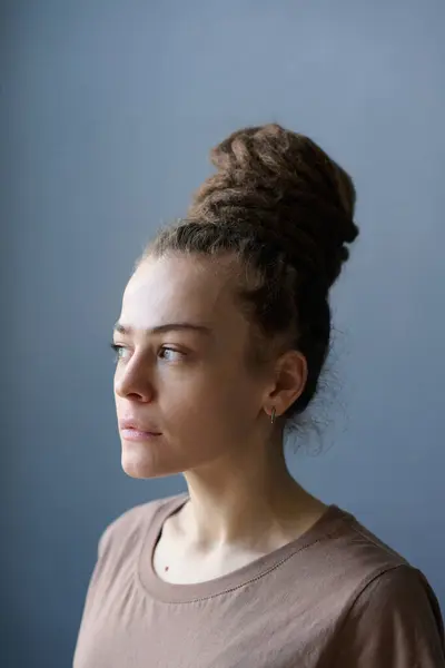Minimal Κοντινό Πορτρέτο Του Καυκάσου Γυναίκα Dreadlocks Bun Hairstyle Κοιτάζοντας Εικόνα Αρχείου