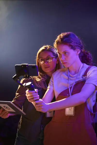 Vertikalt Porträtt Två Kvinnor Som Filmar Videor Smartphone För Produktion Stockfoto