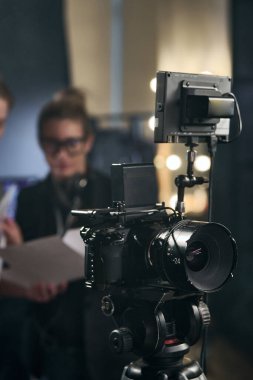Video prodüksiyon stüdyosunun fotokopi alanında kurulmuş dijital kameranın dikey arkaplan görüntüsü