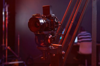 Stüdyoda neon ışıkları olan dijital video kameranın yakın plan görüntüsü boşluğu kopyala