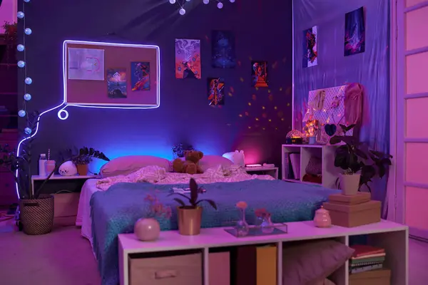 Pembe ve mor neon ışıklı kızların arka plan görüntüleri rahat yatağın ve floresan sanat fotokopi alanının üzerinde