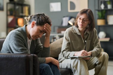 Terapist, danışmanlık sırasında duygusal destek sağlıyor, dikkatle dinliyor ve not alıyor. Bu sırada hasta, herhangi bir yargılama veya kesintiye uğramadan mücadele ve duyguları paylaşıyor.