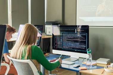 BT sınıfında ya da kolej sınıfında bilgisayar okuyan bayan öğrenciye arka plan, boşluğu kopyala